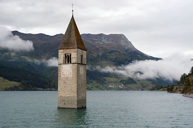 Grauner Kirchturm im Reschensee