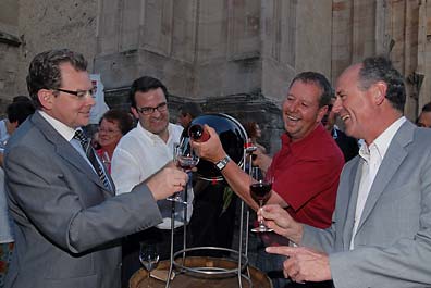 die erste Flasche der Wein-Kultur-Wochen