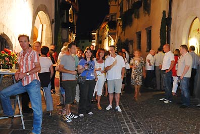 nette Gesellschaft bei der Weinpromenade