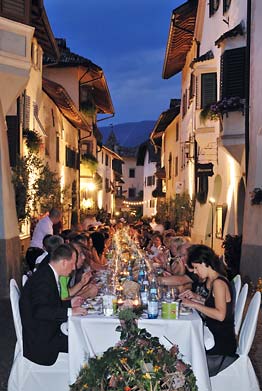 die lange Tafel im Oberdorf