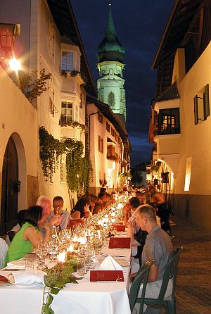 die gastliche Tafel unter dem Kirchturm