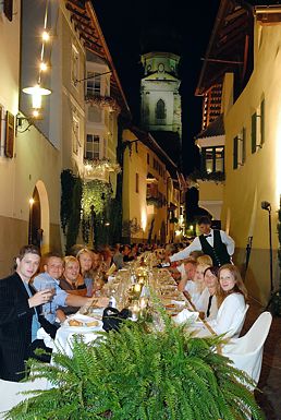 Genu unter dem Kirchturm