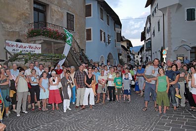 groer Andrang zur Weinpromenade